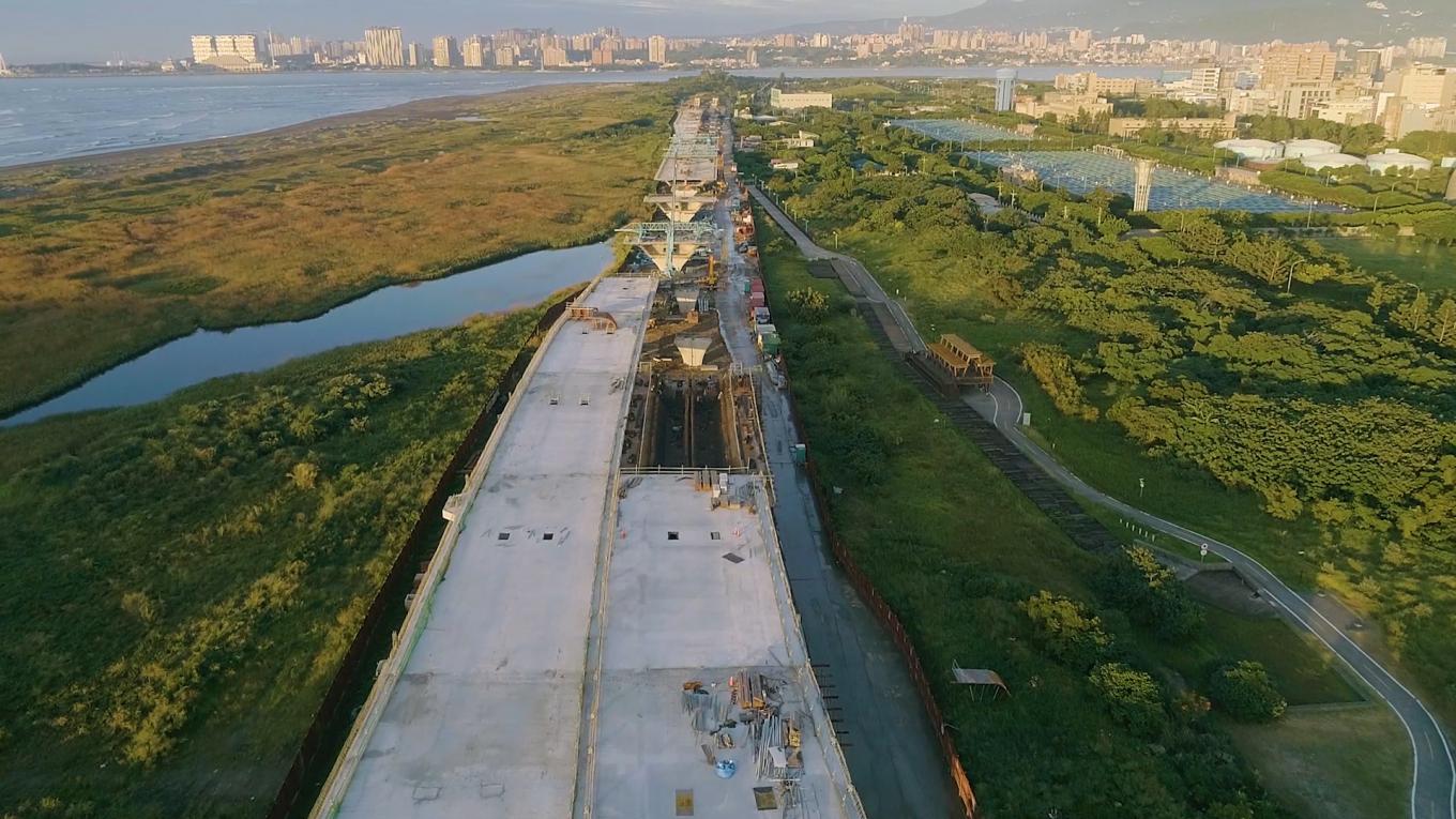 淡水港:施工中的淡江大橋引道，將聯結淡水、八里、台北港為一體