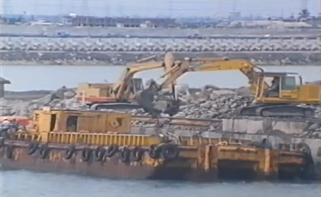 中油液化天然氣碼頭建港防波堤工程塊石拋放及細整