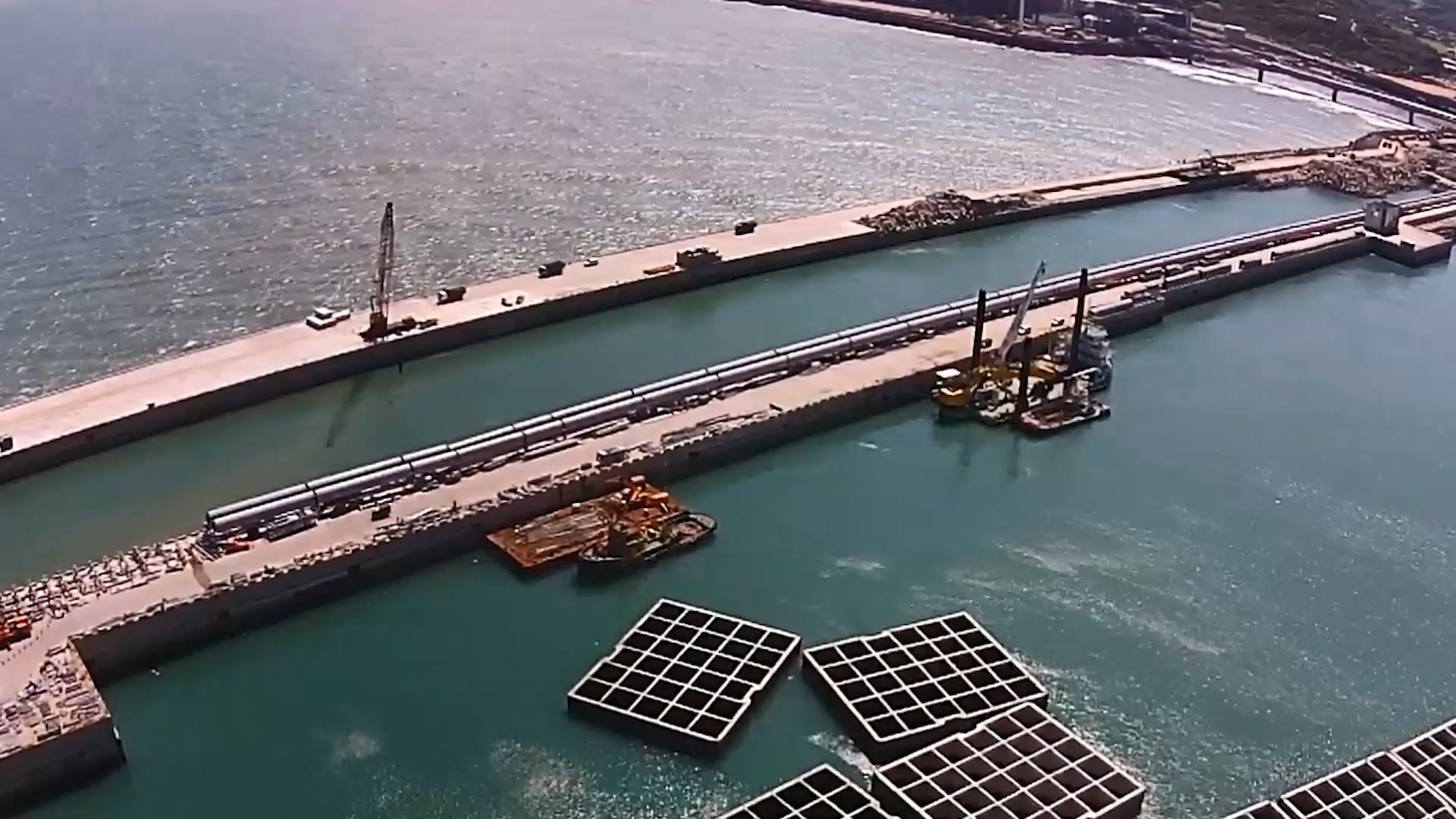 林口電廠海堤上搭建中之輸煤機