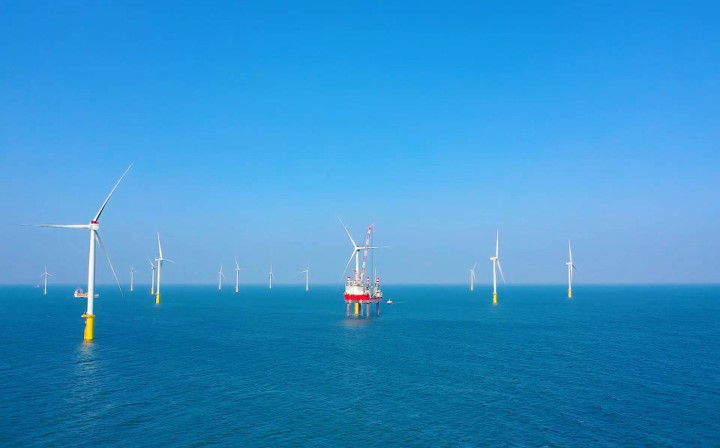 離岸風電場風力發電機組葉片安裝完成