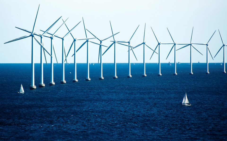 離岸風電場風力發電機和帆船