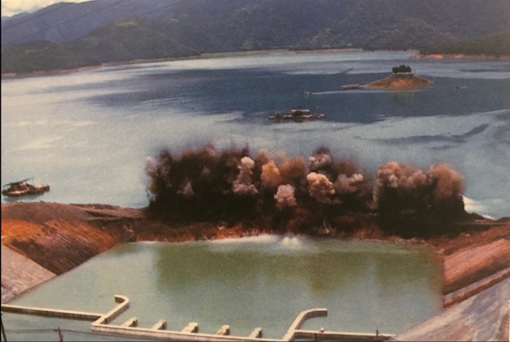 濁水溪流域日月潭明湖電廠進水口施工圍堰以開炸撤除影像