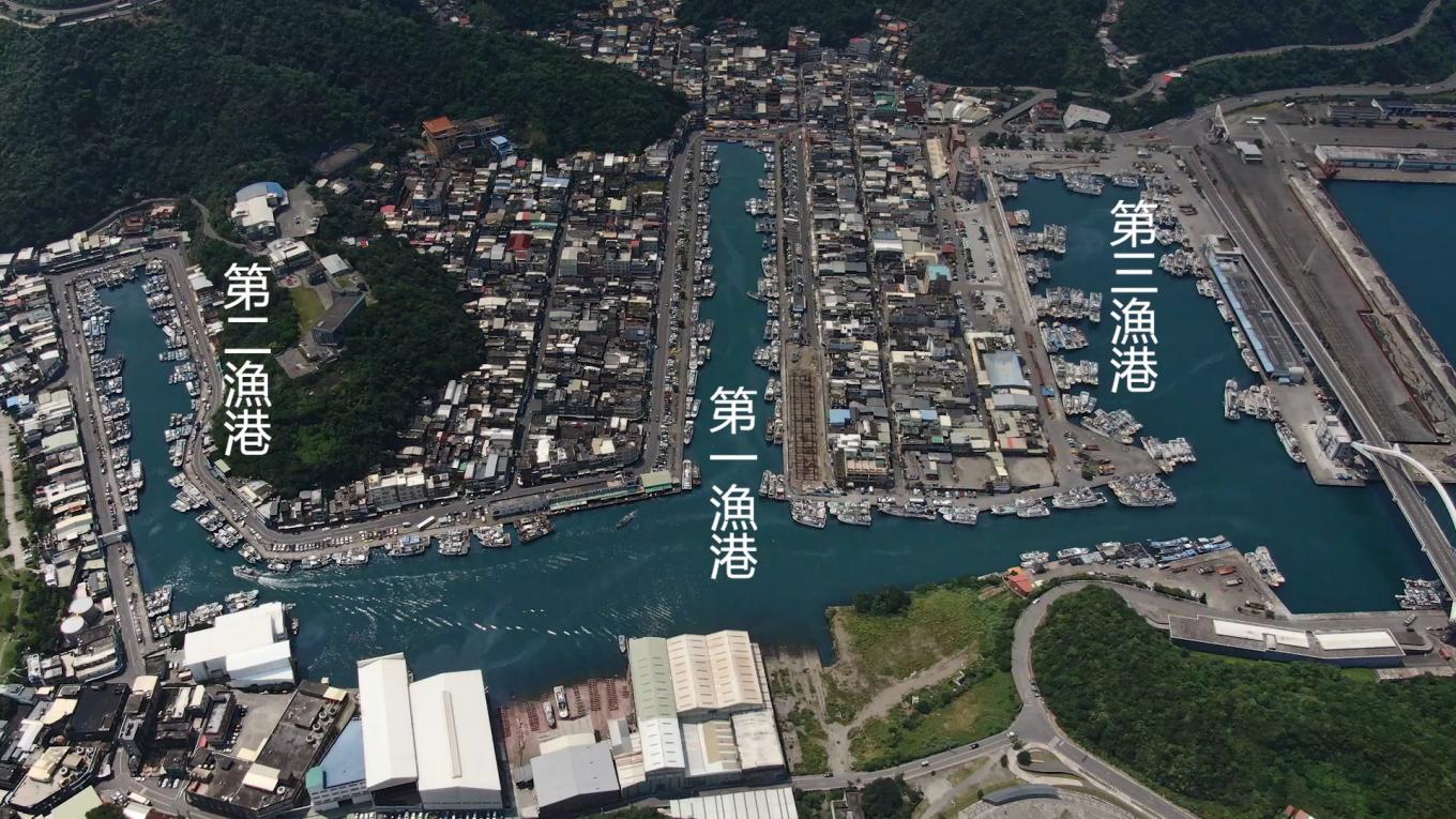 蘇澳港:因新建的商港規模太小，漁業漸漸發展，第一漁港跟第二漁港不夠用了，所以就把商港它挪成第三個漁港。