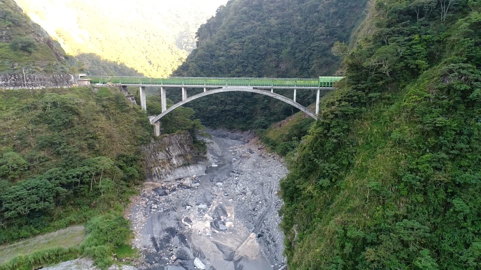 濁水溪流域新武界引水隧道過河段輸水鋼管拱橋位於南投縣法治村武界壩下游約3.5公里處