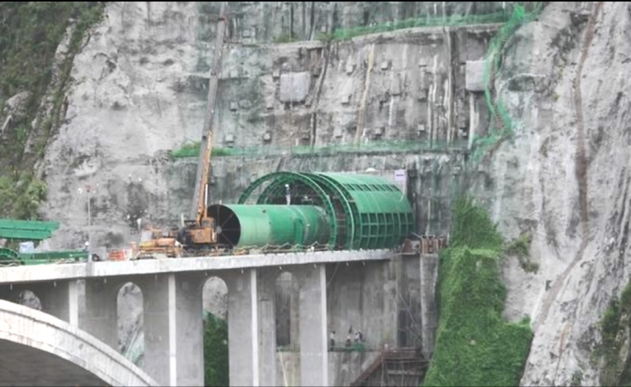 濁水溪流域新武界引水隧道過河段輸水鋼管拱橋施工