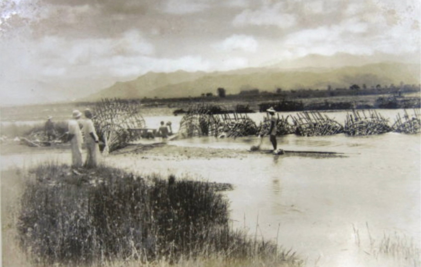 鳥山頭水庫>早期的嘉南平原：1917年日本工程師八田與一，向台灣總督府提出「官佃溪埤圳計劃」，但遭大藏省以所需經費過於龐大駁回。