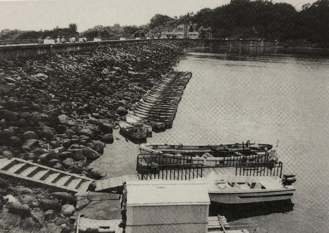 烏山頭水庫滿水時水庫內面：1920年嘉南大圳開工主要包括烏山頭水庫、烏山嶺隧道、烏山頭貯水池曾文溪及濁水溪取水、給水及排水設施等重大工程。