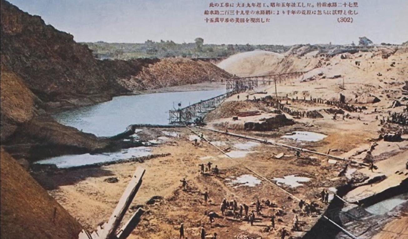 烏山頭水庫大壩混凝土截心水壁施工：這種特殊的工法，除了在壩堤中心用細小混凝土截水心壁外，其餘大部分用卵石、圓礫石、碎石、沙、粘土來構築土石水壩。