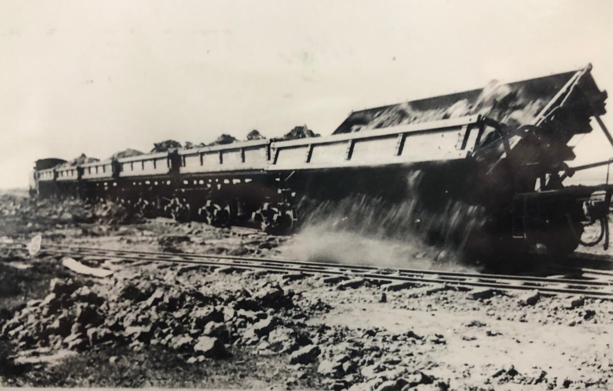 烏山頭水庫建造所用的倒轉式土運車：這種倒轉式砂石搬運車是當時最新穎的施工機具之一。