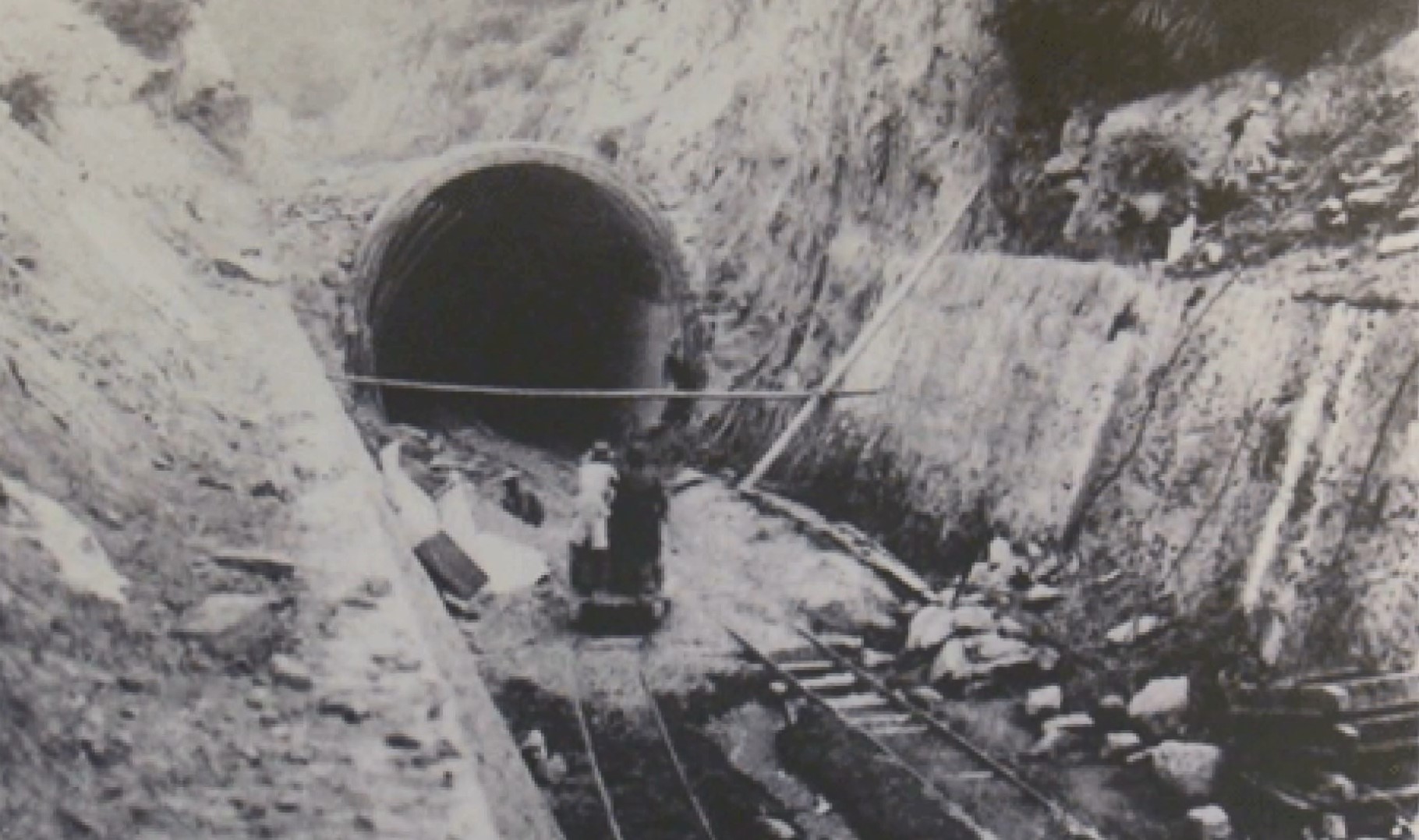 烏山頭水庫>烏山嶺隧道施工：烏山嶺隧道長約3公里餘，若加上連接兩端的明渠、暗渠、水門工程，則超過4公里，工程在1922年2月開工。