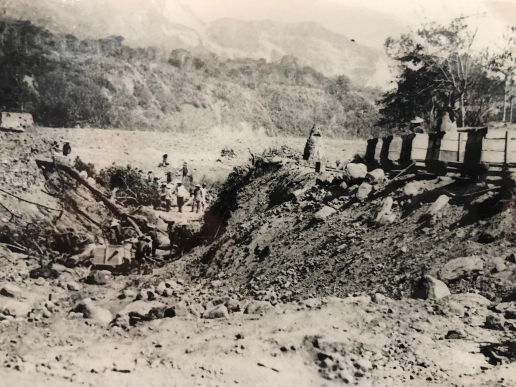 烏山頭水庫>烏山嶺隧道取入口(東口)斜道工事：烏山嶺隧道工程1929年11月12日完工是嘉南大圳工程中最為艱鉅的工程。