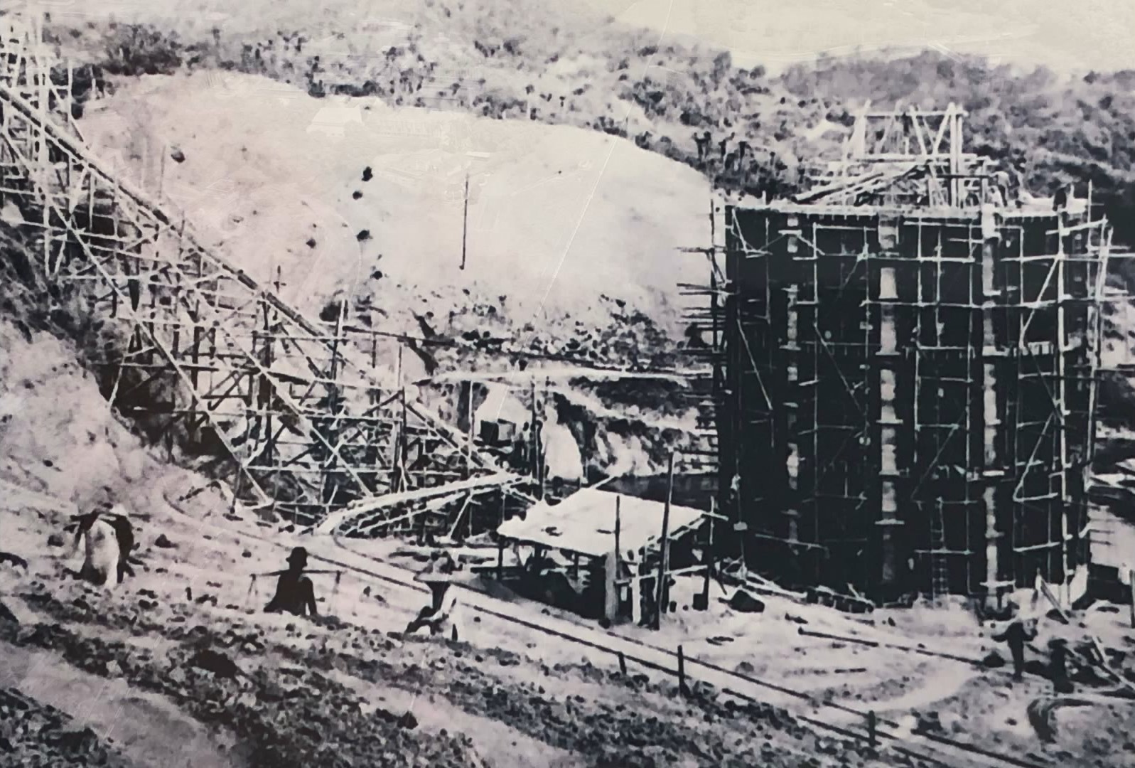 烏山頭水庫舊進水塔：烏山頭水庫1930年建造完成之舊送水口，其主要設施有進水塔、壓力隧道、二座大型蝴蝶閥與二條直徑9呎送水鋼管聯結，貫穿壩底，長度為26.3m。