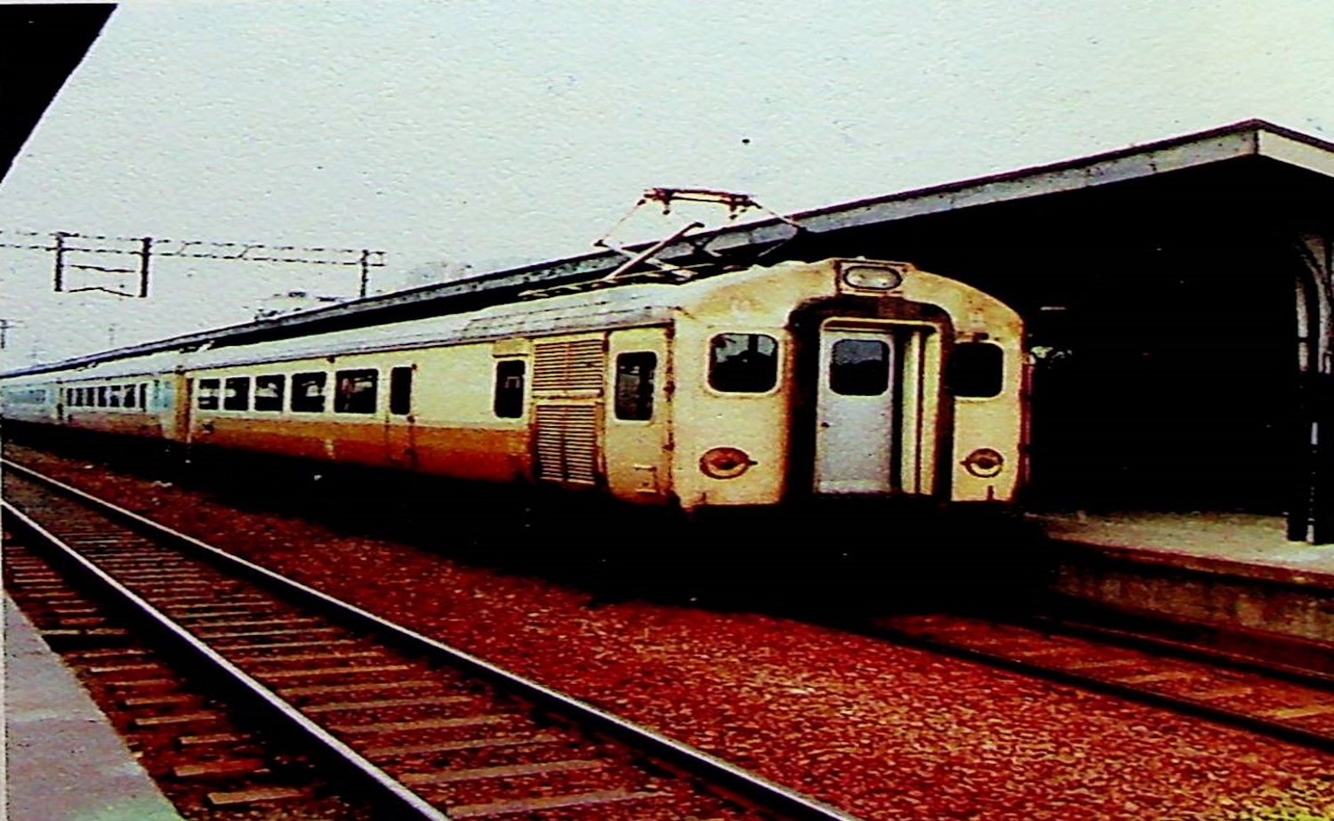 1978年台南通車的英國EMU100型電聯車