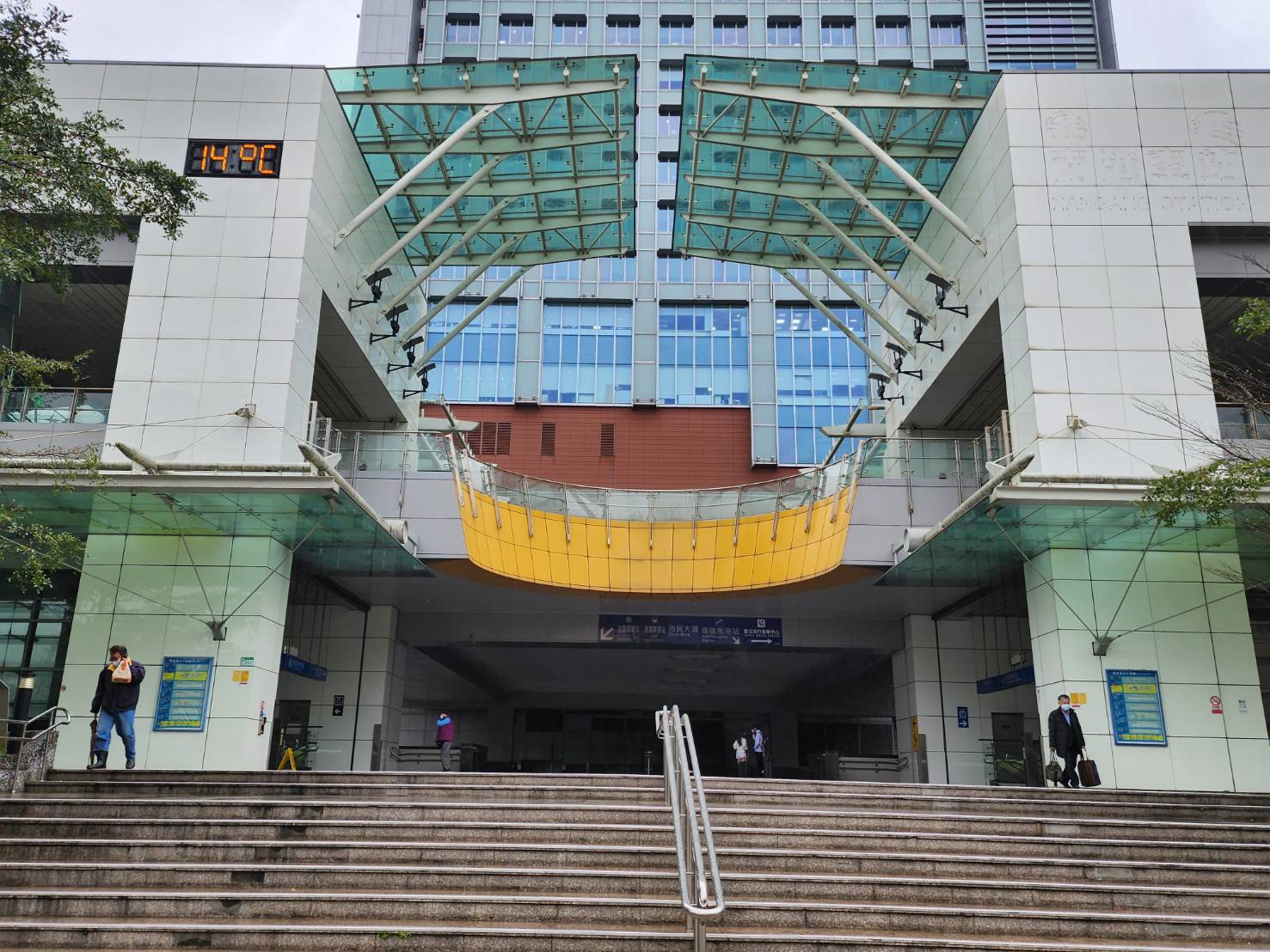 臺北市區車站鐵路地下化第四期東延南港工程「南港專案」第四代南港車站北出口(左為北2出口、右為北1出口)