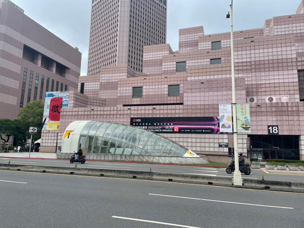 台北捷運信義線地下段台北101/世貿站(R03)地面層