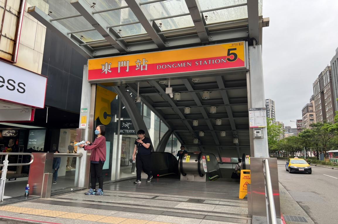 台北捷運信義線地下段東門站(R07)(O06)地面層