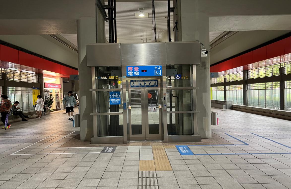 台北捷運淡水線高架段圓山站(R14)無障礙電梯