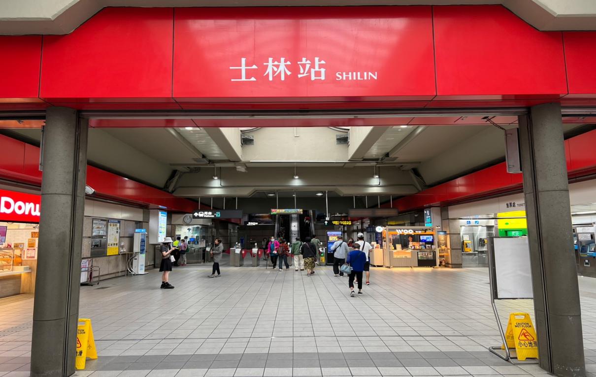 台北捷運淡水線高架段士林站(R16)地面層