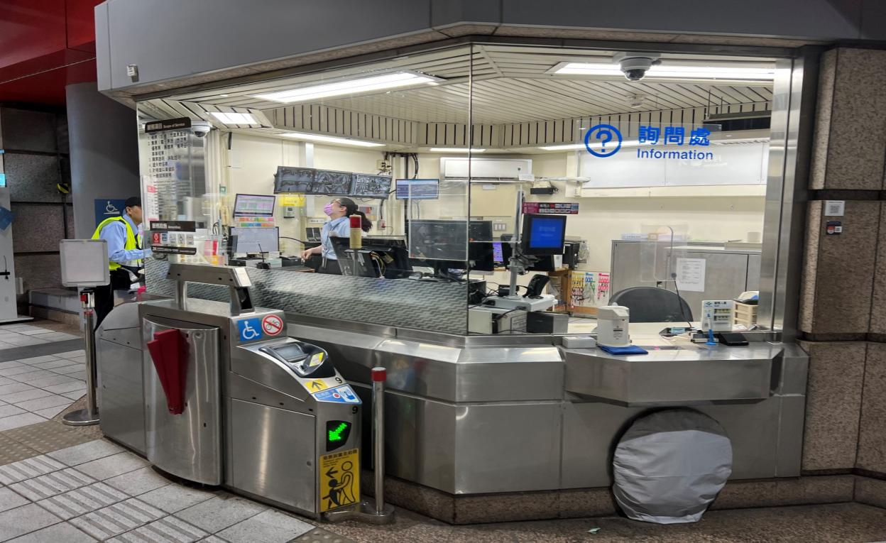 台北捷運淡水線高架段石牌站(R19) 地面大廳穿堂層