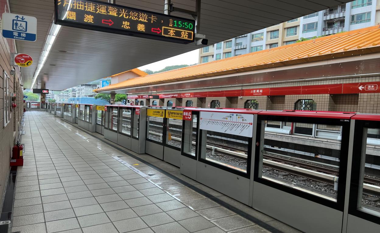 台北捷運淡水線地面段復興崗站(R23)一月台往淡水方向