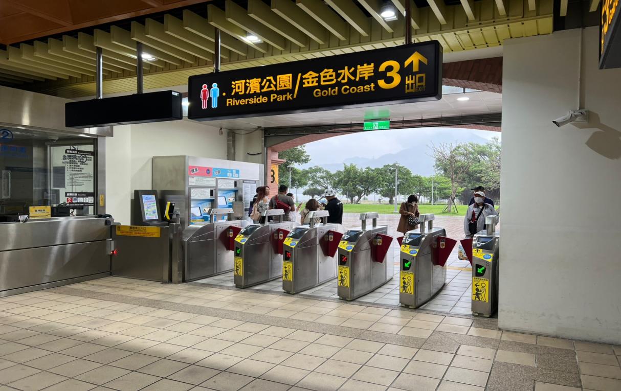 捷運淡水線高架段淡水站(R28)地面大廳穿堂層出口3