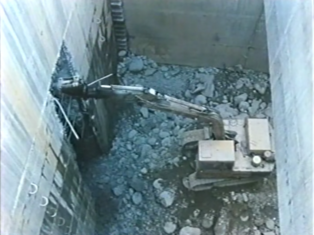 三義壹號隧道工程高速公路穿越段鑿除預鑄壁體