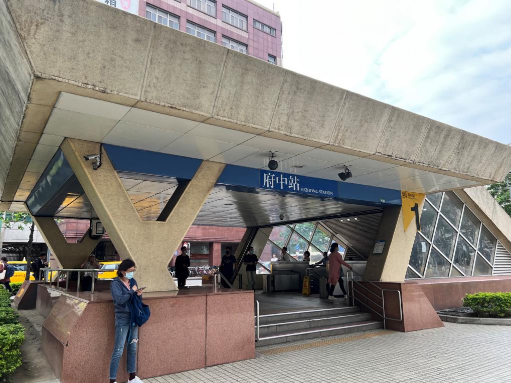 捷運板南線板橋線沿線車站府中站(林家花園)(BL06)1號出口