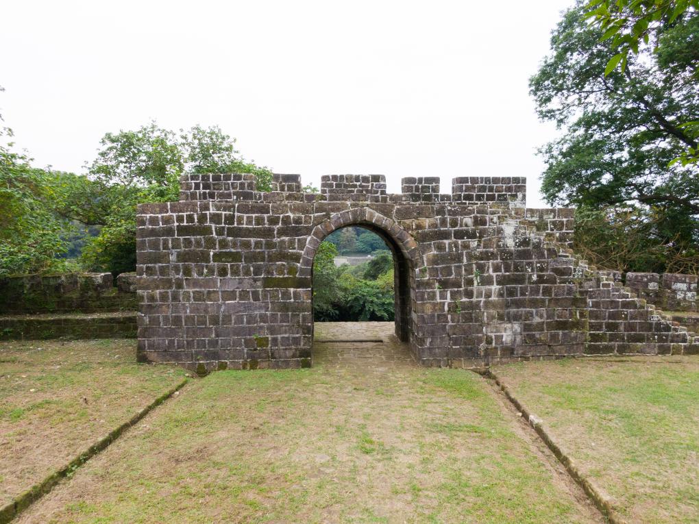 基隆港:基隆二沙灣砲台大門，又名「海門天險」，今日規模為1885年台灣巡撫劉銘傳所修築。為中華民國一級古蹟。