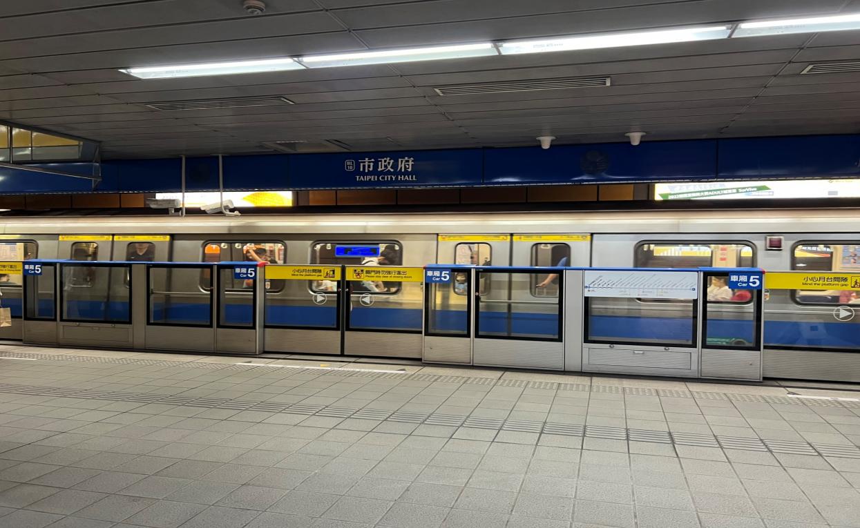 捷運板南線南港線市政府站(BL18)月台層