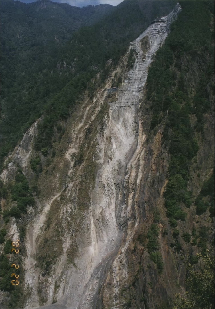 大甲溪流域德基水庫邊坡搶修畫面2002年