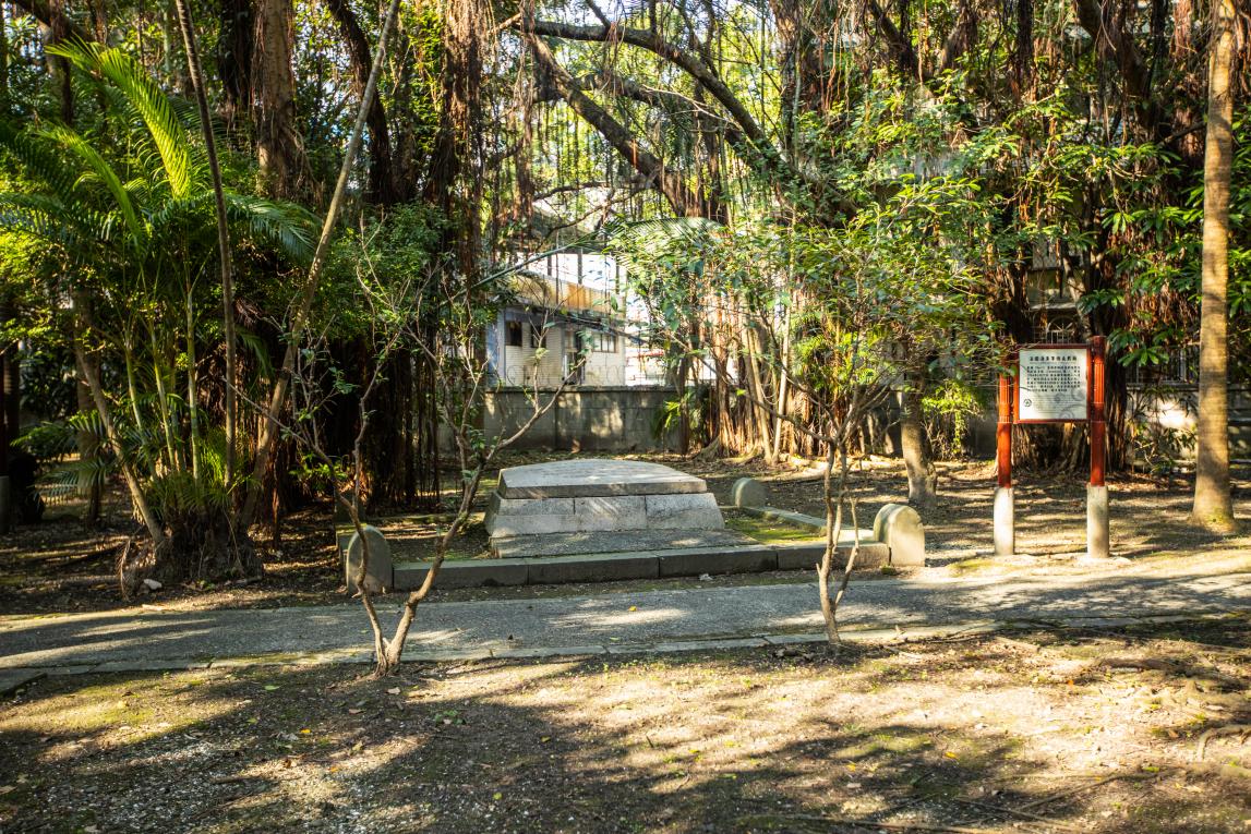 基隆港:基隆法國公墓紀念公園  法總司令孤拔上將死於澎湖-戰爭悲劇英雄