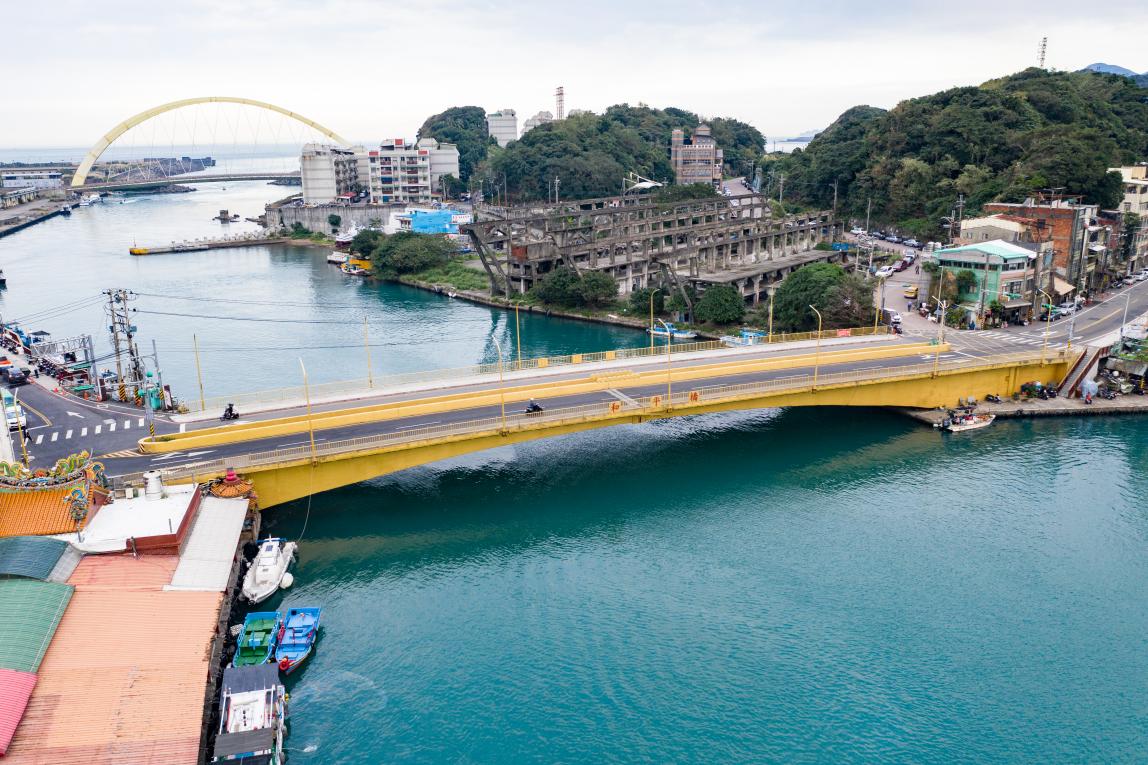 基隆港:基隆新建和平橋--基隆橋二次大戰遭美軍轟炸受損，2005年重修，更名為「和平橋」