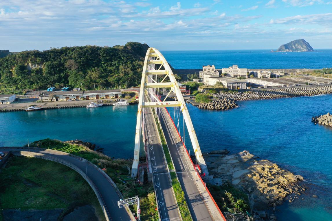 基隆港:基隆社寮橋是和平島第二聯外橋樑，整座橋樑都沒有落墩，是基隆最大的跨海拱橋橋樑 。橋長185公尺，2015年通車。