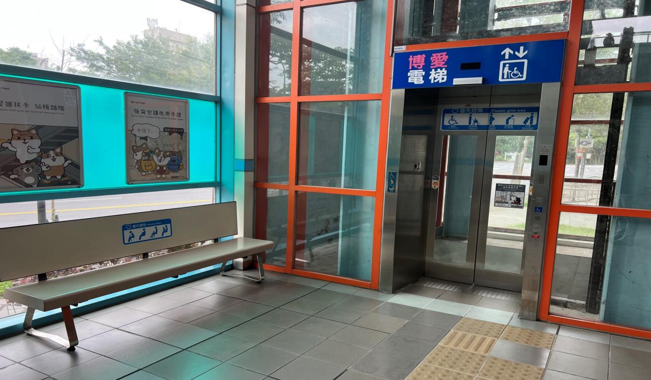 捷運木柵線沿線車站萬芳社區站(BR03)大廳層無障礙電梯