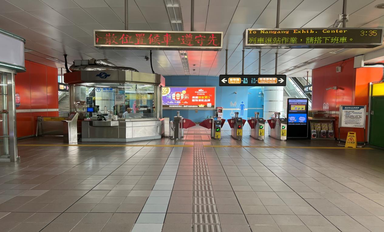 捷運木柵線沿線車站萬芳社區站(BR03)地面大廳層驗票閘門