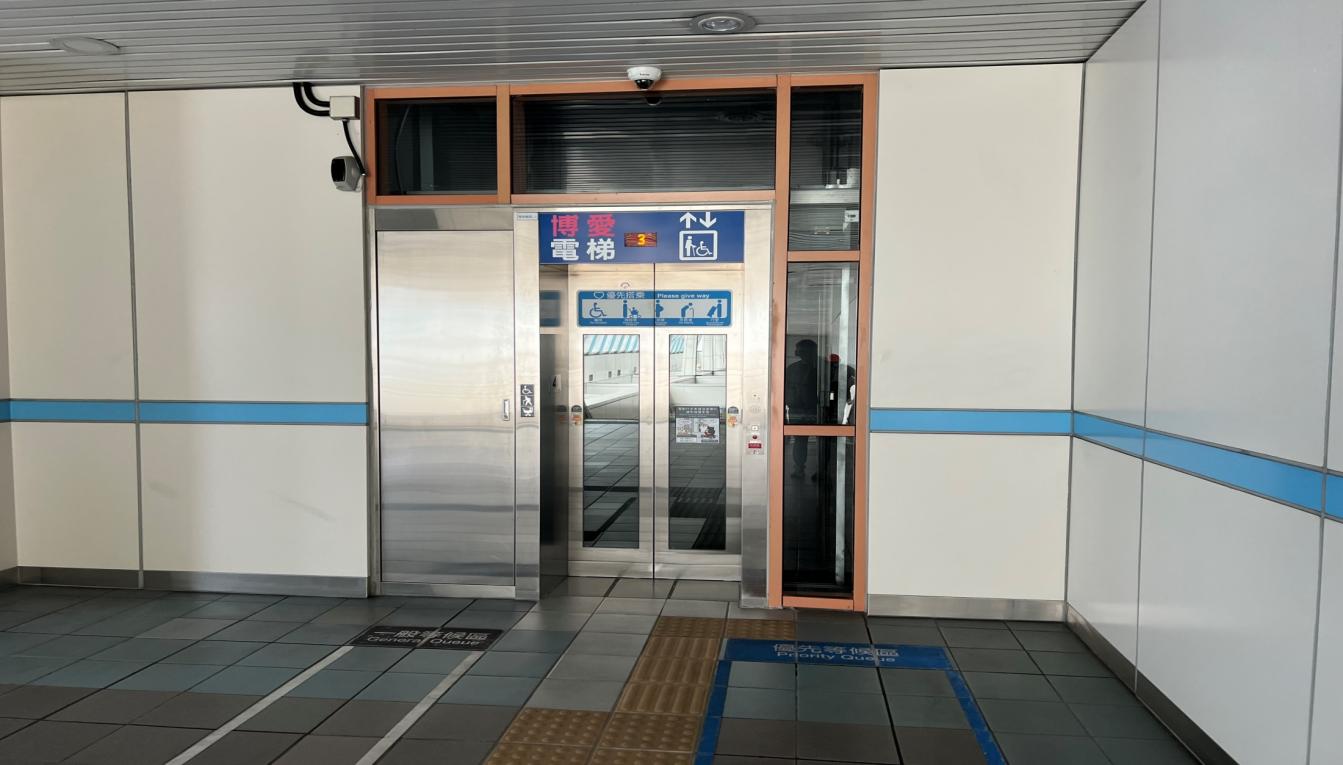 捷運木柵線沿線車站萬芳社醫院站(BR04)天橋層博愛電梯