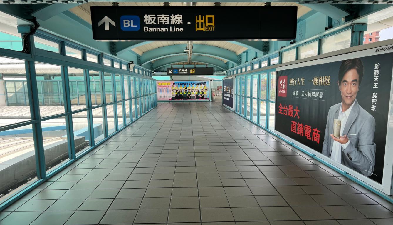 捷運木柵線沿線車站忠孝復興站(BR10/BL15)4F天橋層
