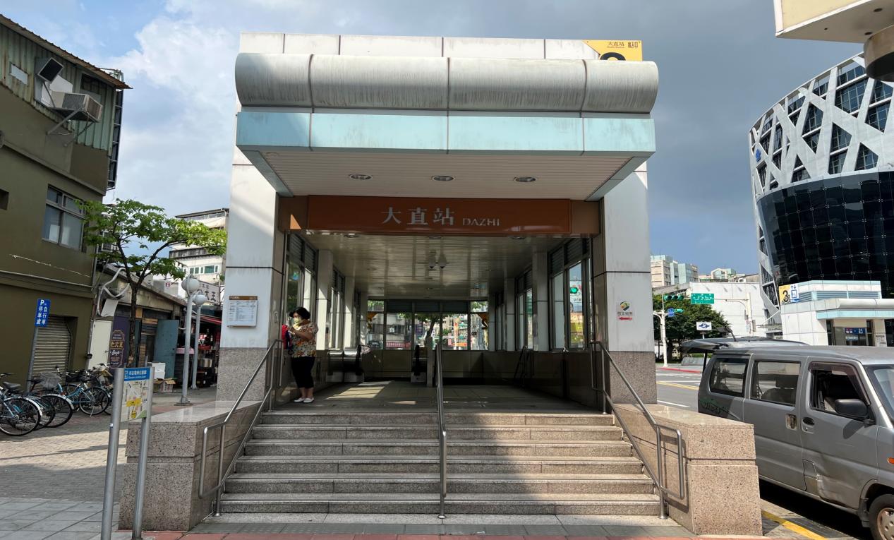 捷運內湖線沿線車站大直站(BR14)地面層出入口