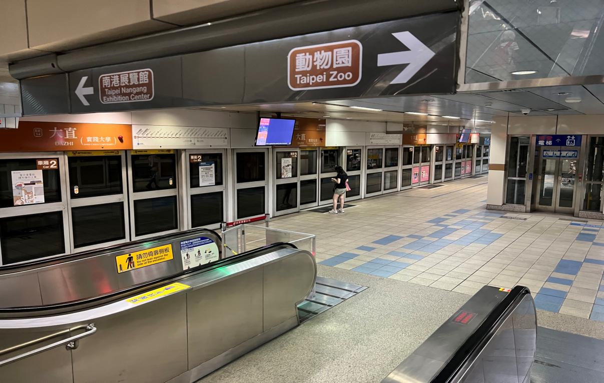 捷運內湖線沿線車站大直站(BR14)月台層