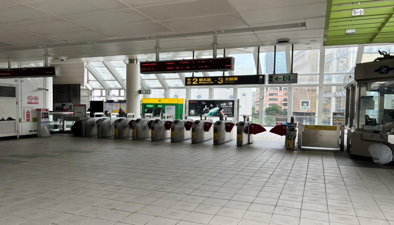 捷運內湖線沿線車站劍南路站(BR15)大廳層驗票閘門