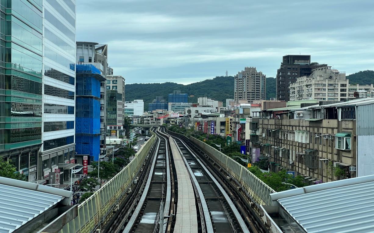 捷運內湖線沿線車站港墘站(BR17)軌道