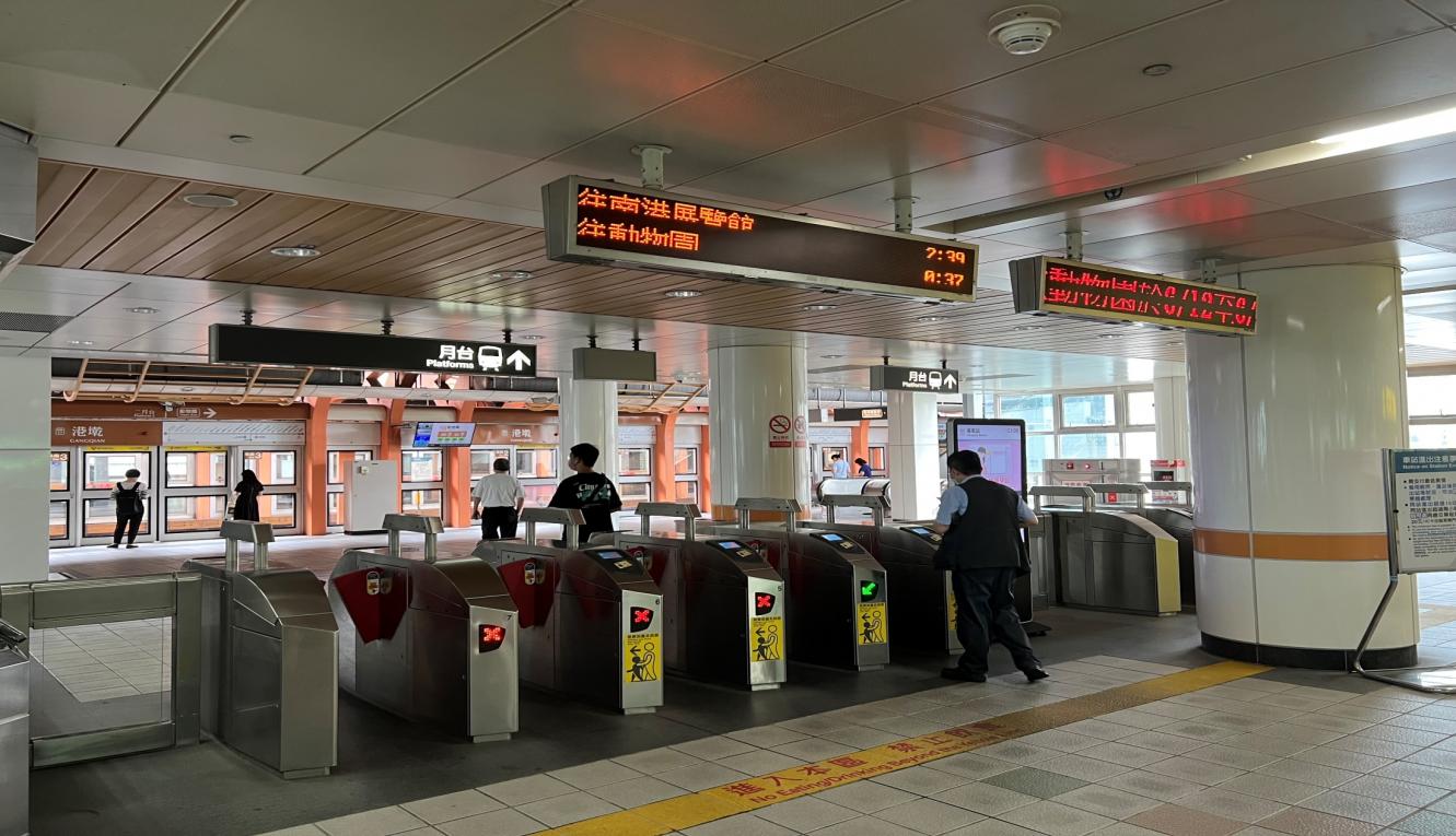 捷運內湖線沿線車站港墘站(B17)北側穿堂月台層