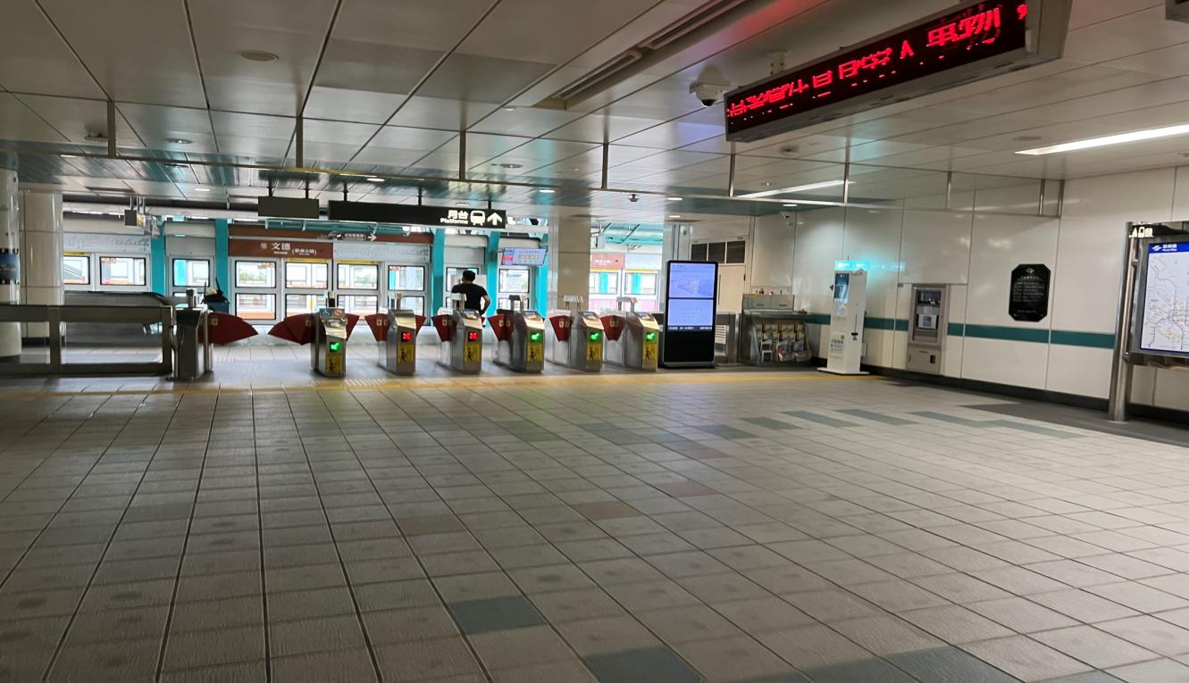 捷運內湖線沿線車站文德站(BR18出口)大廳層