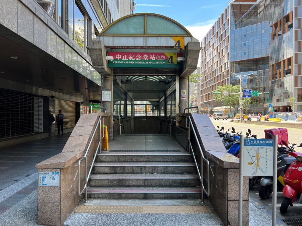 捷運松山新店線之小南門線中正紀念堂站(G10)出入口