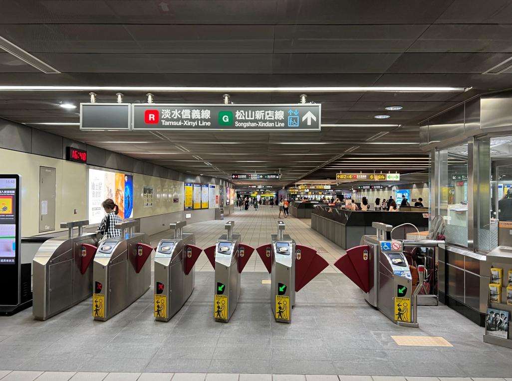 捷運松山新店線之松山線中山站(G14/R11)大廳層