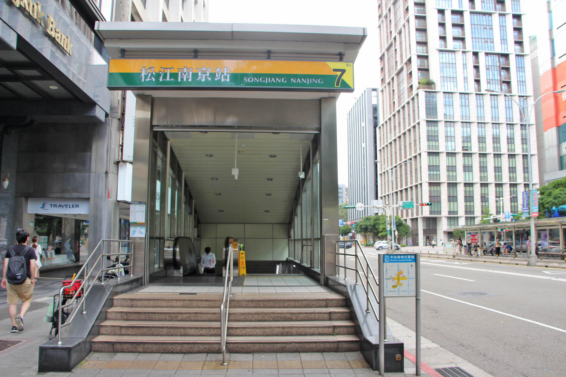 捷運松山新店線之松山線松江南京站(G15/O08)出入口