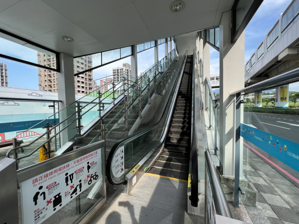 淡海輕軌綠山線沿線車站-淡水行政中心站-往二樓手扶梯