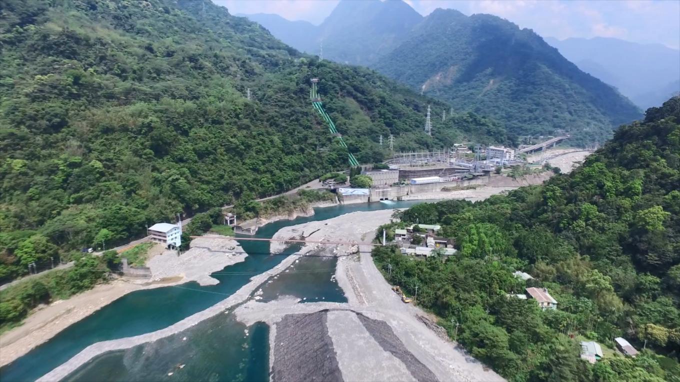 引白冷圳水發電之天輪發電廠：為補救白冷圳因天輪發電廠引水導致的水位下降，由台電出資，置管穿透大甲溪，增闢長320公尺的引水道至水井，將天輪發電廠之尾水重新引入白冷圳，1954年3月�