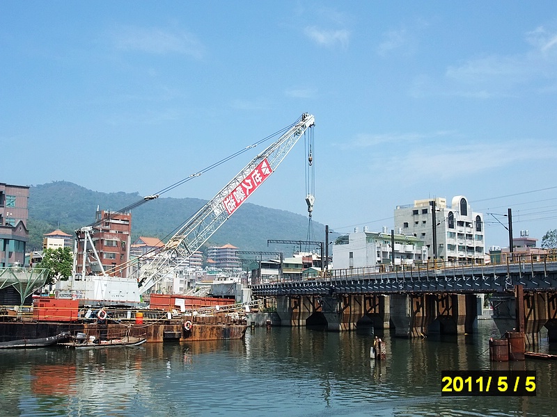 高雄車站地下化工程-愛河段鐡路隧道施工
