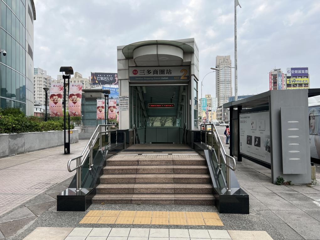 高雄捷運紅線沿線車站介紹-三多商圈站(R8)-出入口